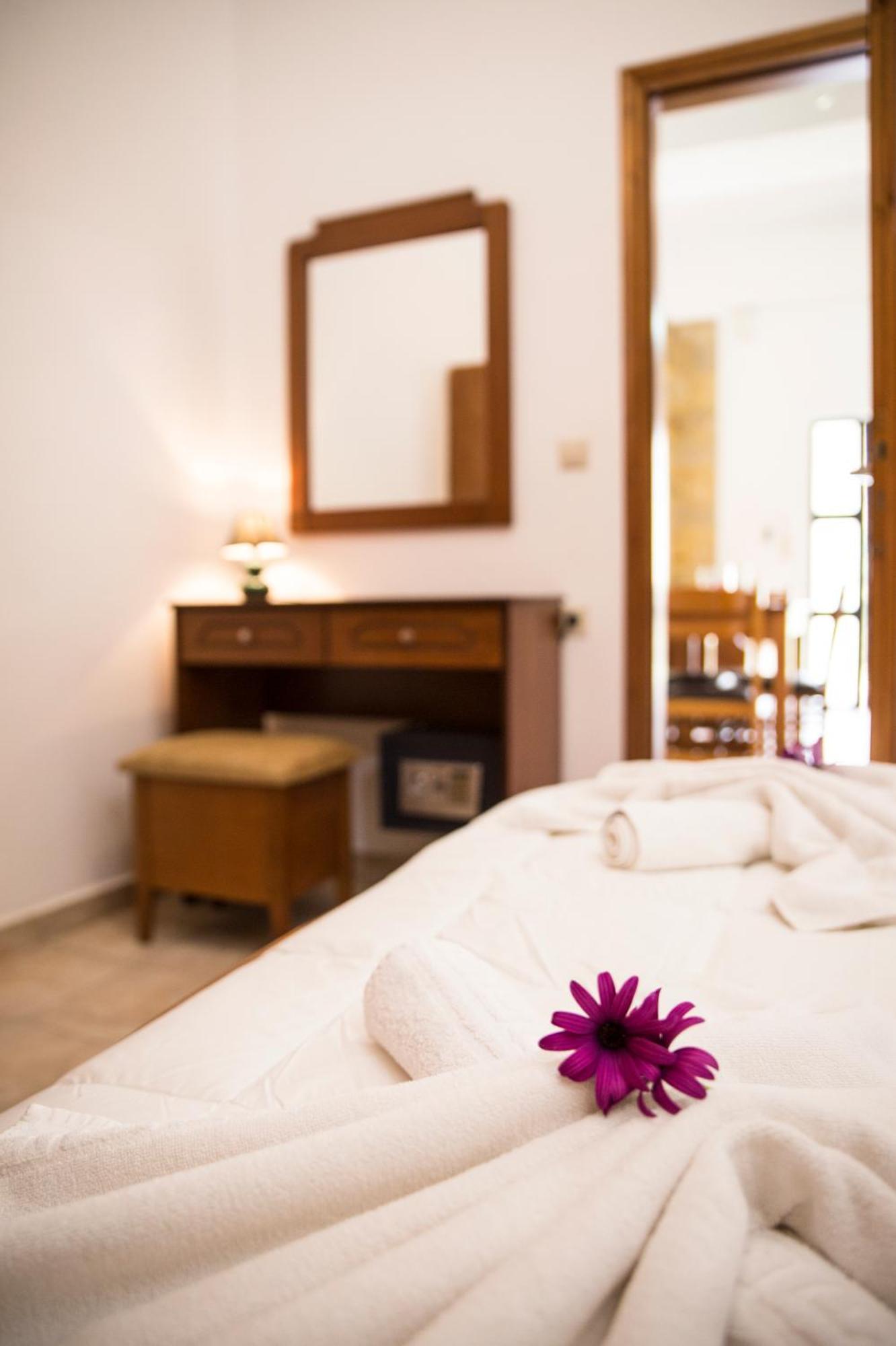Agarathos Traditional Rooms - Pool - Kaliviani -On The Road To Balos Esterno foto